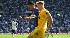 Daniel Muñoz con el Crystal Palace vs Tottenham Hotspurs en la Premier League