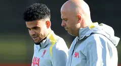 Luis Díaz con Arne Slot en el entrenamiento del Liverpool