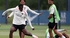 Willian Pacho en entrenamiento con el PSG