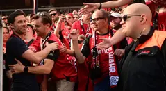 Xabi Alonso celebra con la hinchada del Bayer Leverkusen su último partido dirigido con el club