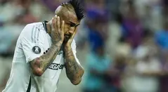 VIDEO: Vidal se peleó con un compañero de Colo Colo en pleno partido