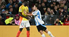 Dávinson Sánchez en la Selección Colombia vs Argentina