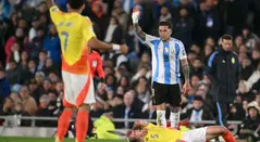 Enzo Fernández y Kevin Castaño en el Argentina vs Colombia