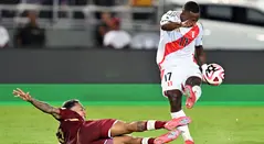 Luis Advíncula con la selección de Perú