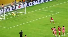 Ustari sorprende en el Mundial de Clubes atajando penal en Inter Miami