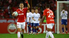 Rafael Santos Borré con Inter de Porto Alegre en la Copa Libertadores