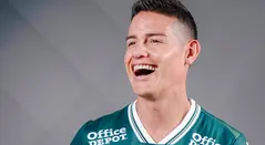James Rodríguez posa con la nueva camisa del León de México