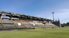 Tribuna occidental del Estadio Guillermo Plaza Alcid será demolida. 