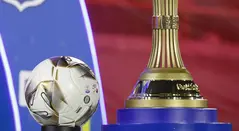 Balón y trofeo de la Liga Betplay