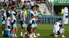 Argentina despide el año con triunfo en un partido lleno de patadas