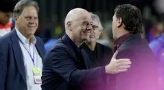 Gianni Infantino y Néstor Lorenzo