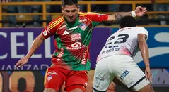 Junior mantuvo el empate con un hombre menos y selló su clasificación 