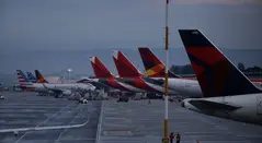 Aviones en aeropuerto de Colombia