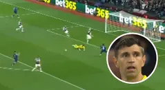 Dibu Martínez regala el primer gol del partido al PSG