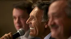 Miguel Russo en medio de Gustavo Serpa, máximo accionista, y Enrique Camacho, presidente de Millonarios