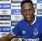 Yerry Mina firmando su contrato con el Everton