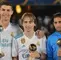 Cristiano y Luka Modric recibiendo un premio con el Real Madrid