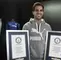 Cesc Fábregas posa con las placas de de su récord Guinness 