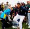 El golfista Brooks Koepka tratar de auxiliar a una espectadora que recibió el golpe de una bola en su ojo derecho