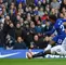 Yerry Mina, en acción ante Willian en el Stamford Bridge, en Londres