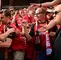Xabi Alonso celebra con la hinchada del Bayer Leverkusen su último partido dirigido con el club