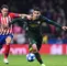 Falcao disputa un balón con Santiago Arias (Atlético Madrid vs Mónaco)