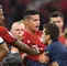James Rodríguez durante la invasión de campo que hubo en el partido del Bayern Munich ante Hoffenheim