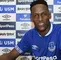 Yerry Mina firmando su contrato con el Everton